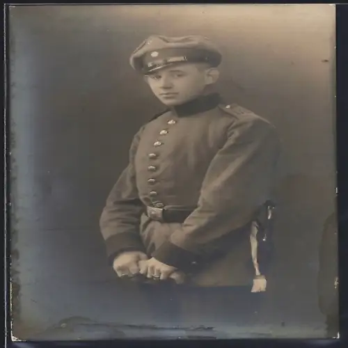 AK Soldat vom Rgt. Nr. 178 in Feldgrau Uniform mir Bajonett und Schirmmütze