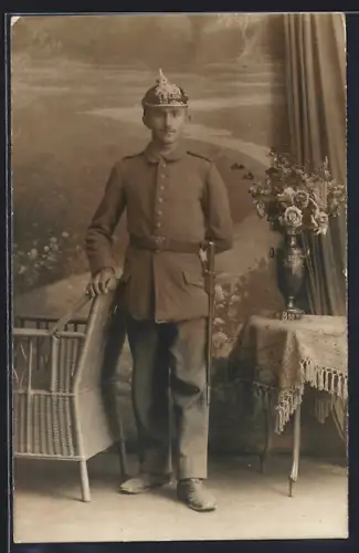 AK Soldat in Feldgrau Uniform mit Bajonett undd Pickelhaube