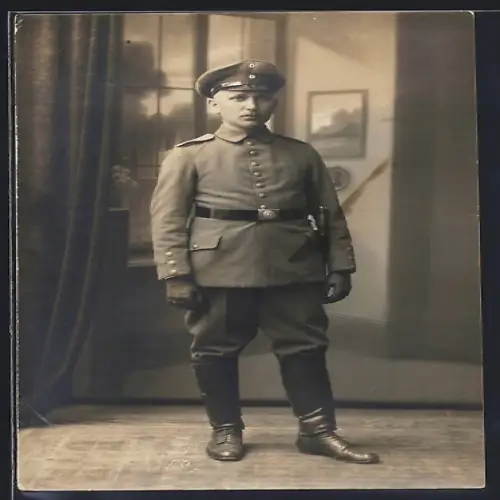 AK Soldat in Feldgrau Uniform mit Bajonett und Schirmmütze