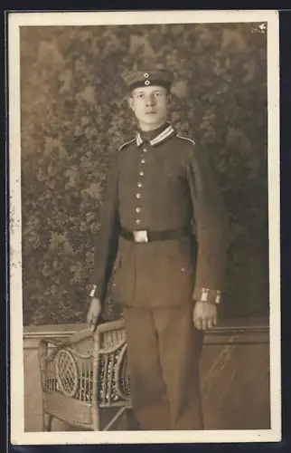 Foto-AK Garde-Soldat der Infanterie in Uniform mit Krätzchen