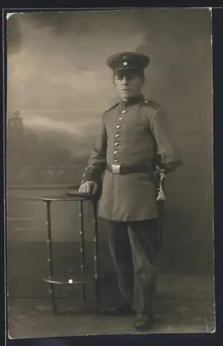 Foto-AK Soldat in Uniform mit Bajonett und Schirmmütze