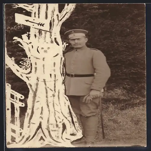 Foto-AK Soldat in Feldgrau Uniform mit Bajonett und Schirmmütze