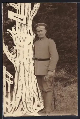 Foto-AK Soldat in Feldgrau Uniform mit Bajonett und Schirmmütze