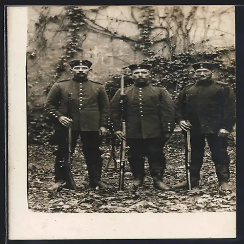 Foto-AK Drei Soldaten in Uniform mit Gewehr und Krätzchen