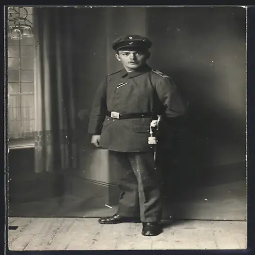 AK Soldat vom Rgt. Nr. 180 in Feldgrau Uniform mit Band zum EK II 1914