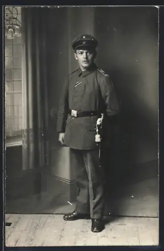 AK Soldat vom Rgt. Nr. 180 in Feldgrau Uniform mit Band zum EK II 1914
