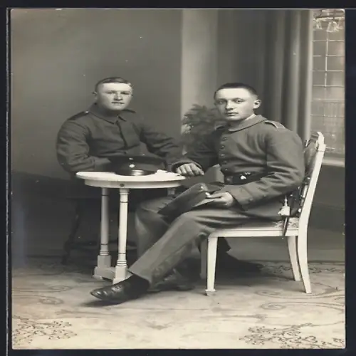 Foto-AK Zwei Soldaten vom Rgt. Nr. 12 in Feldgrau Uniform
