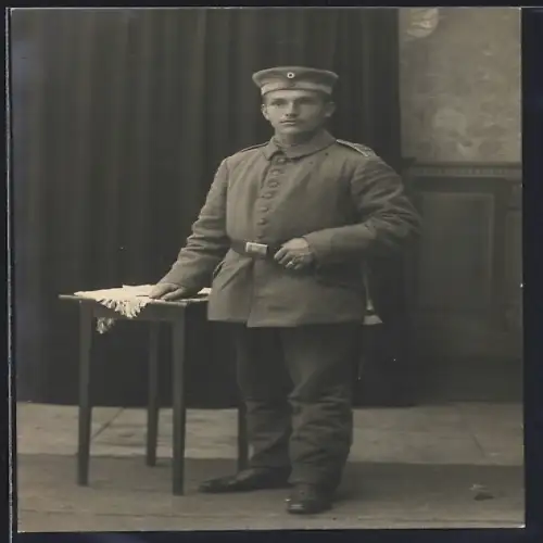 AK Soldat vom Rgt. Nr. 122 in Feldgrau Uniform mit Bajonett
