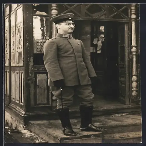 Foto-AK Soldat in Feldgrau Uniform mit 2-teiliger Feldspange, EK II 1914