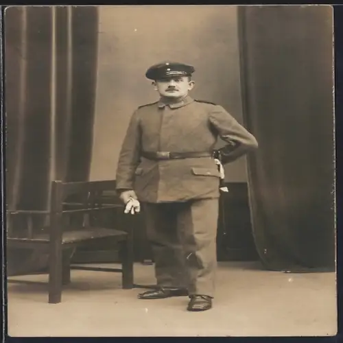 Foto-AK Soldat in Feldgrau Uniform mit Bajonett und Schirmmütze