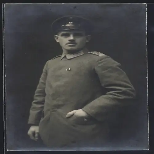 Foto-AK Uffz. in Feldgrau Uniform mit Feldspange zum EK II 1914