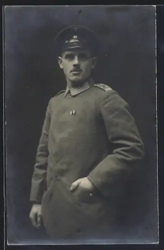 Foto-AK Uffz. in Feldgrau Uniform mit Feldspange zum EK II 1914