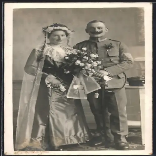 Foto-AK Uffz. in Feldgrau Uniform mit 2-teiliger Feldpange und Verwundetenabzeichen 1918 in Schwarz