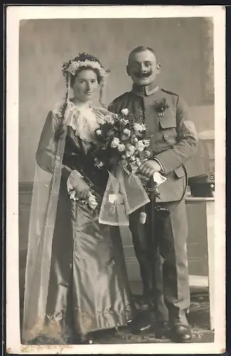 Foto-AK Uffz. in Feldgrau Uniform mit 2-teiliger Feldpange und Verwundetenabzeichen 1918 in Schwarz