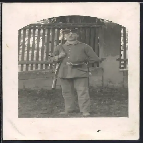 Foto-AK Soldat in Uniform mit Koppeltasche, Bajonett und Gewehr