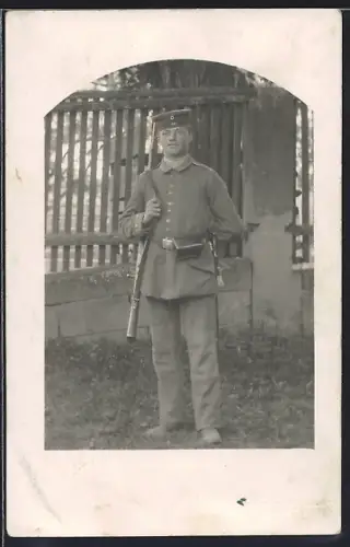 Foto-AK Soldat in Uniform mit Koppeltasche, Bajonett und Gewehr