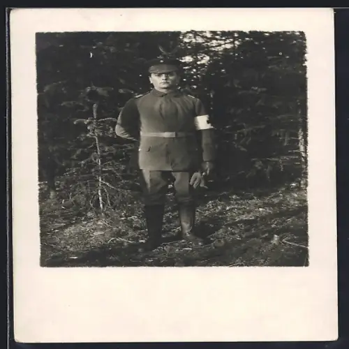 Foto-AK Sanitäts-Soldat in Uniform mit Schirmmütze