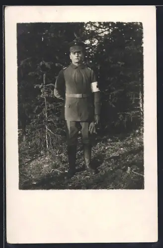 Foto-AK Sanitäts-Soldat in Uniform mit Schirmmütze