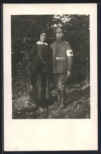 Foto-AK Frau mit Sanitäts-Soldat in Uniform mit Schirmmütze