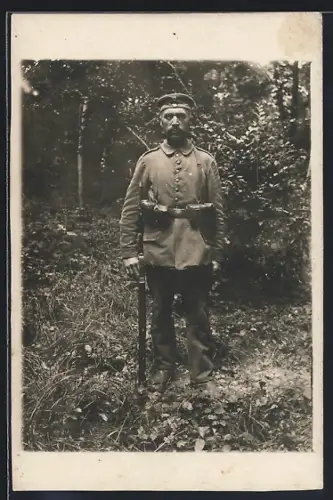 Foto-AK Soldat in Feldgrau Uniform mit Koppeltaschen und Gewehr