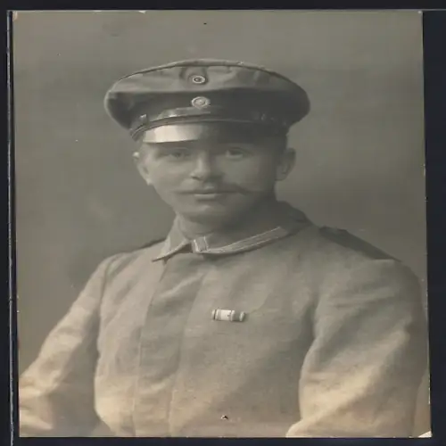 AK Vize-Feldwebel in Feldgrau Uniform mit 2-teiliger Feldspange und Schirmmütze