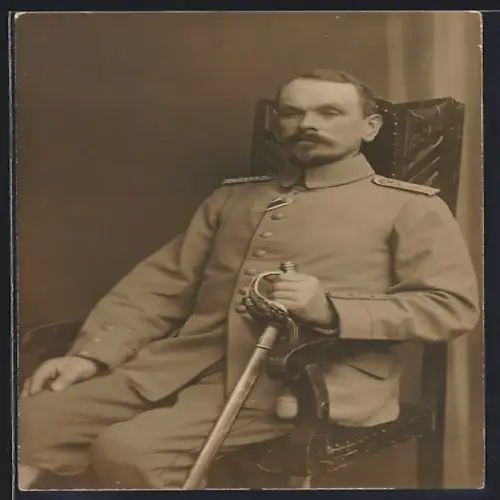 Foto-AK Oberleutnant in Uniform mit Säbel und Band zum EK II 1914