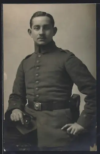 AK Soldat in Feldgrau Uniform mit Pistolentasche