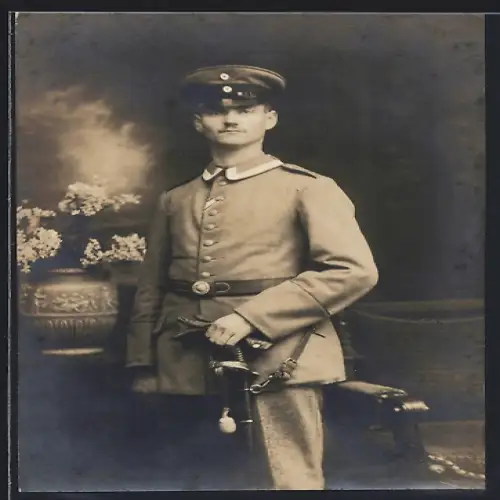 Foto-AK Vize-Feldwebel in Uniform mit Säbel und Band zum EK II 1914