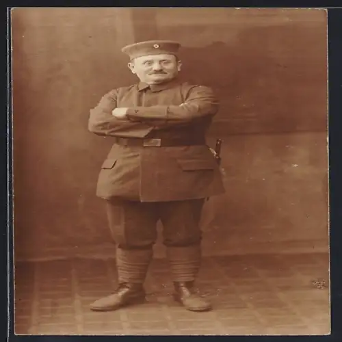 AK Soldat in Feldgrau Uniform mit Bajonett undf Krätzchen