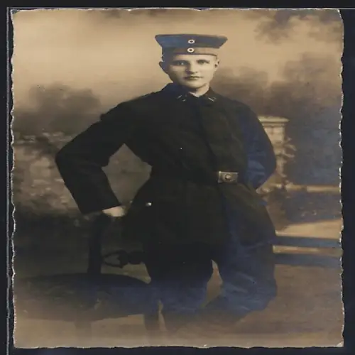 Foto-AK Landwehr-Soldat vom Rgt. Nr. 15 in Uniform