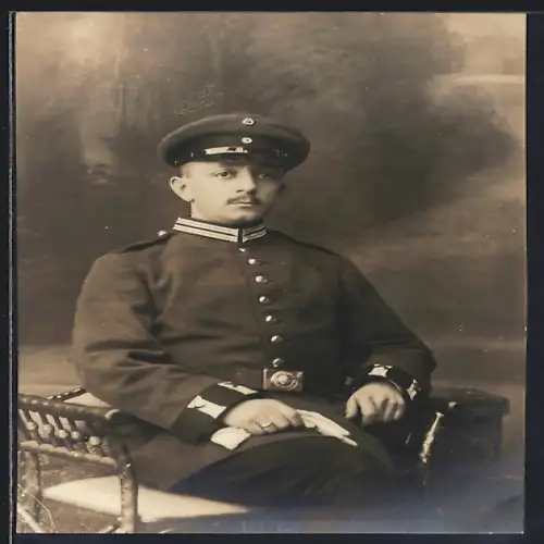 Foto-AK Garde-Soldat in Uniform mit Schirmmütze