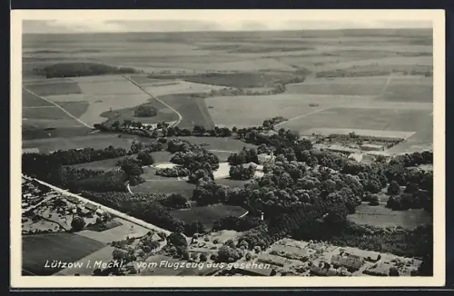 AK Lützow i. Meckl., Teilansicht mit Bäumen, Fliegeraufnahme