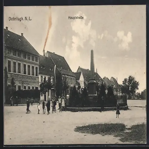 AK Dobrilugk N. L., Hauptstrasse mit Denkmal und Kindern, Gasthof zum deutschen Hause