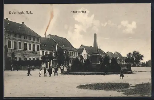 AK Dobrilugk N. L., Hauptstrasse mit Denkmal und Kindern, Gasthof zum deutschen Hause