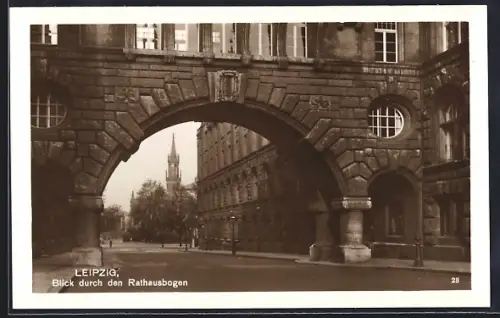 AK Leipzig, Strassenpartie durch den Rathausbogen gesehen