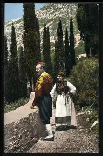 AK Paar steht in Tracht am Fusse eines Berges