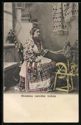 AK Kroatische Frau in Tracht am Spinnrad