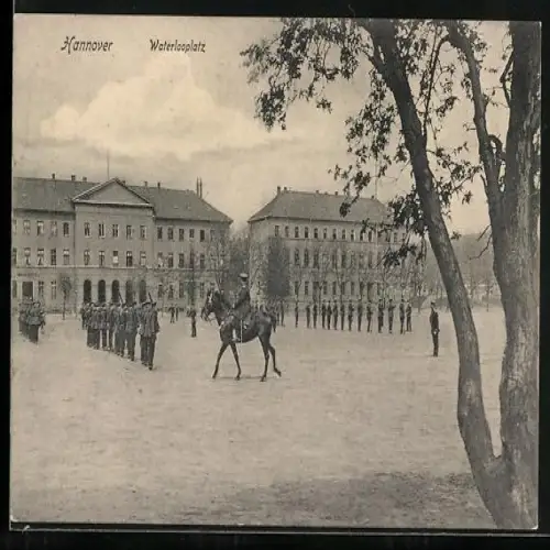 AK Hannover, Waterlooplatz mit Soldaten