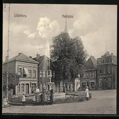 AK Lütjenburg, Marktplatz mit Geschäfte und Brunnen