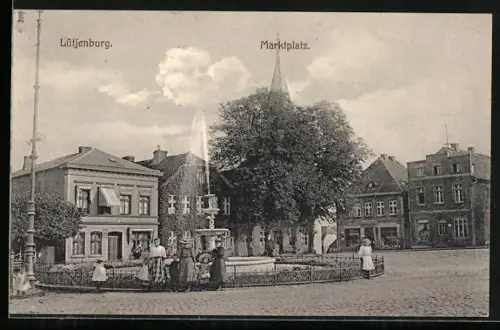 AK Lütjenburg, Marktplatz mit Geschäfte und Brunnen