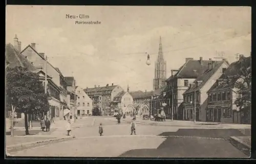 AK Neu-Ulm, Marienstrasse mit Passanten
