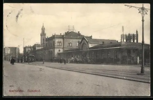 AK Karlsruhe, Strassenpartie mit Strassenbahn am Bahnhof