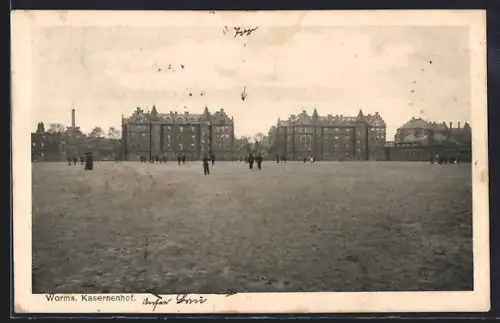 AK Worms, Kasernenhof mit Soldaten