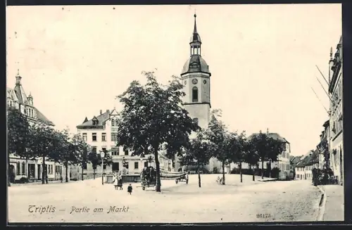 AK Triptis, Strassenpartie am Markt mit Brunnen