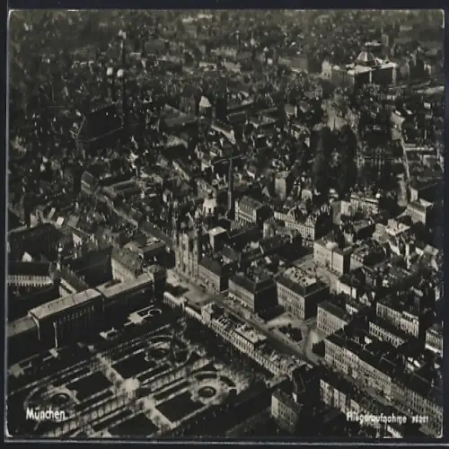 AK München, Teilansicht mit Odeonsplatz, Theatinerkirche, Feldherrnhalle und Hofgarten, Fliegeraufnahme