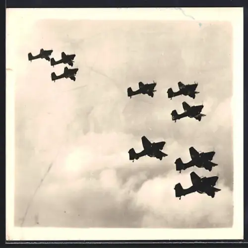 AK Flugzeug Sturzkampfflugzeuge Junkers Ju 87 beim Luftexerzieren