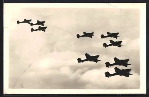 AK Flugzeug Sturzkampfflugzeuge Junkers Ju 87 beim Luftexerzieren