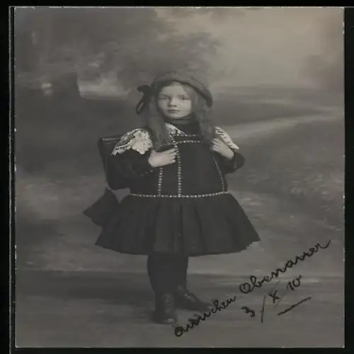 Foto-AK Kleines Schulmädchen im Spitzenkleid in einer Studiokulisse