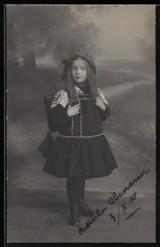 Foto-AK Kleines Schulmädchen im Spitzenkleid in einer Studiokulisse