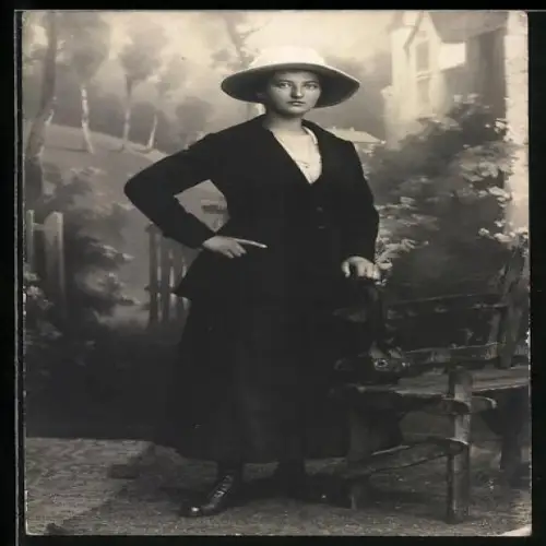 Foto-AK Junge Frau an einer Bank in einer Studiokulisse